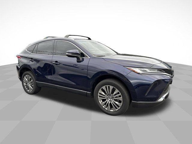 Used 2023 Toyota Venza XLE AWD/4WD image 3