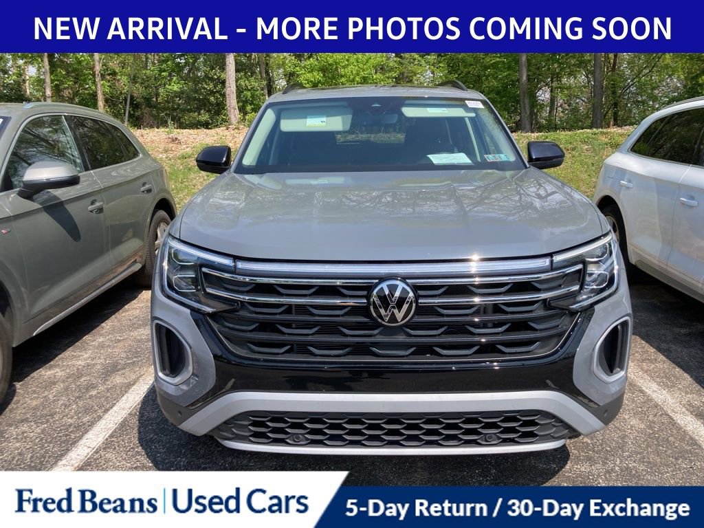 Used 2025 Volkswagen Atlas Peak Edition SE AWD/4WD image 2