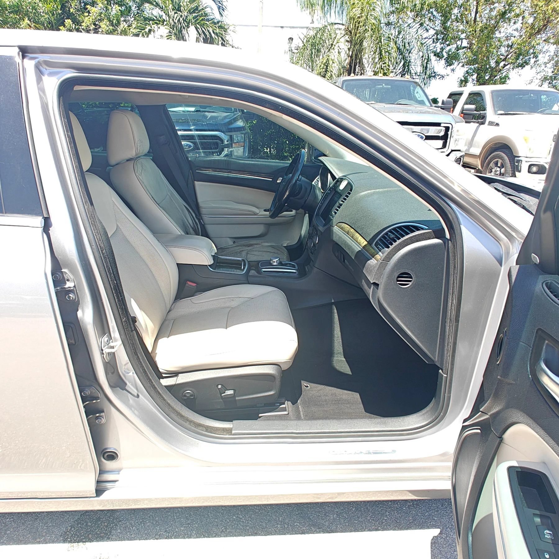 Used 2018 Chrysler 300 Limited RWD image 14