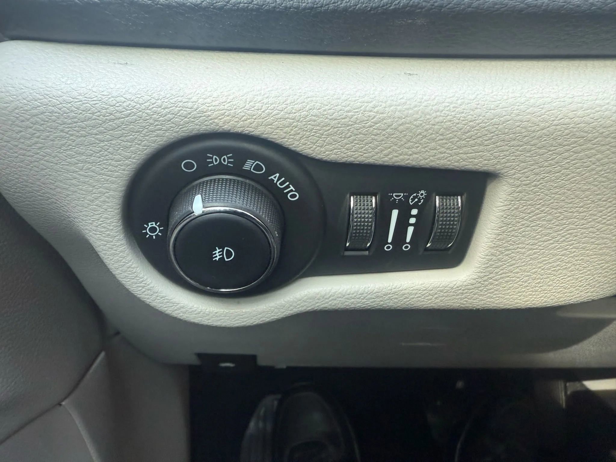 Used 2021 Chrysler Pacifica Touring w/ Uconnect Theater Family Group image 26