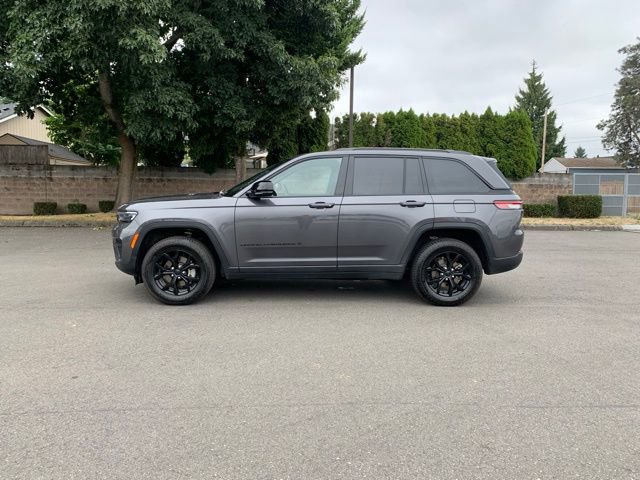 Used 2024 Jeep Grand Cherokee Altitude image 2