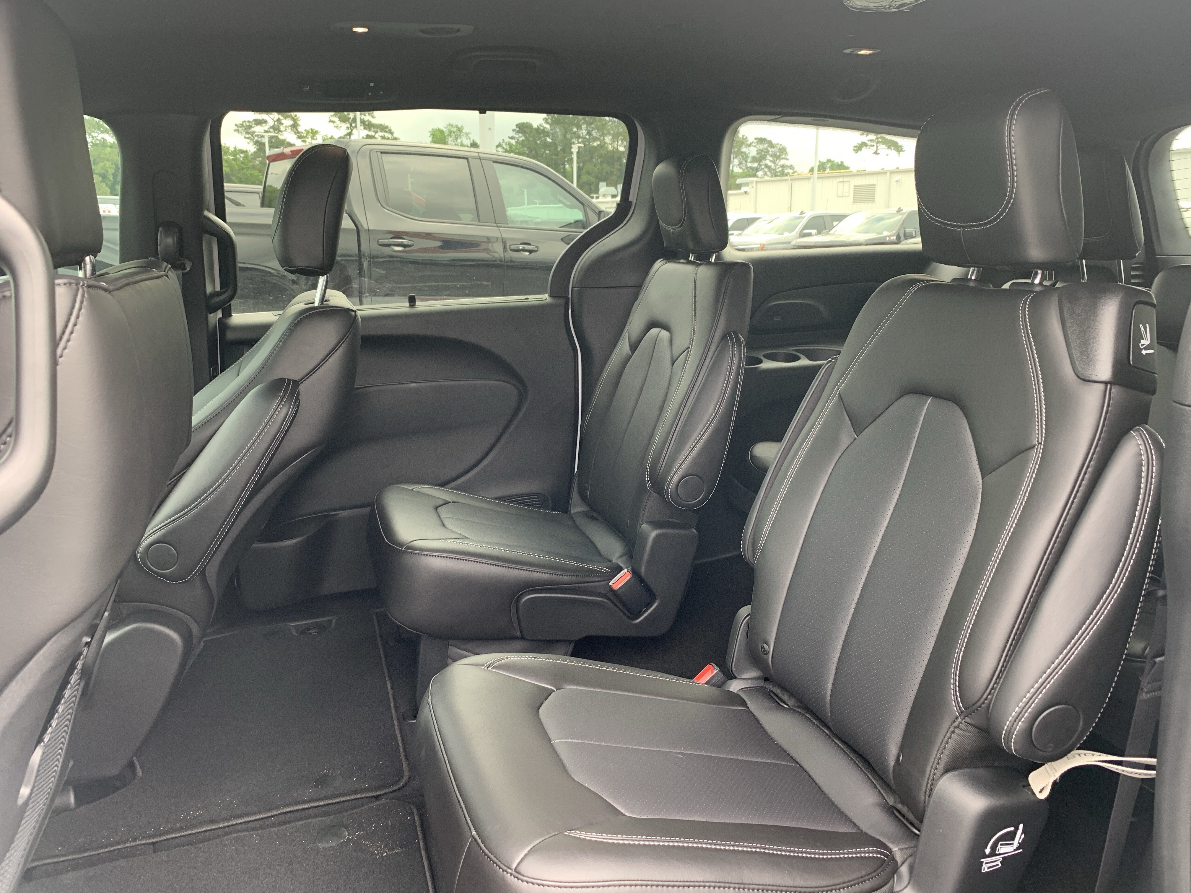 New 2027 Chrysler Pacifica Select FWD image 30