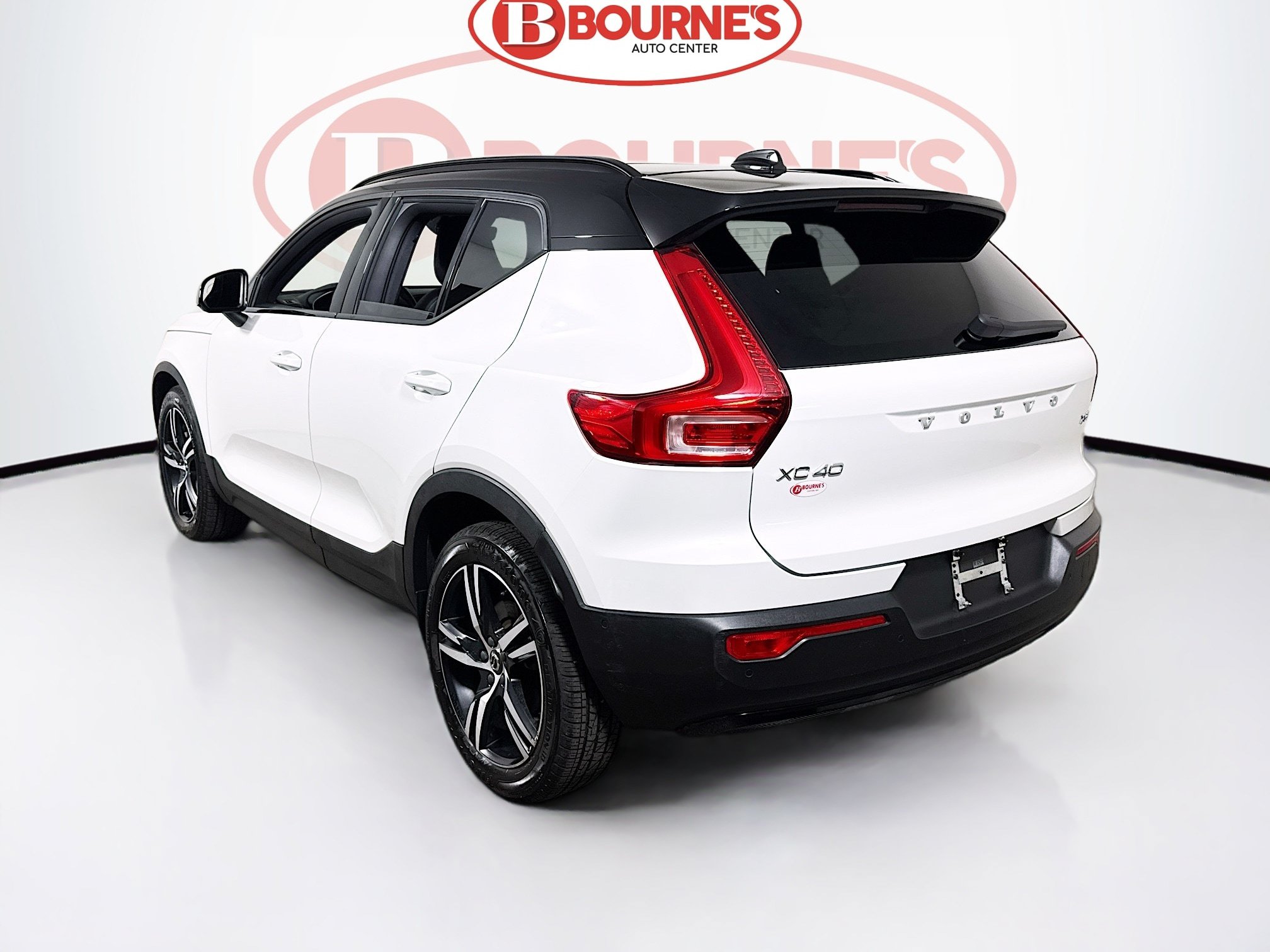 Used 2022 Volvo XC40 T5 R-Design AWD/4WD image 9