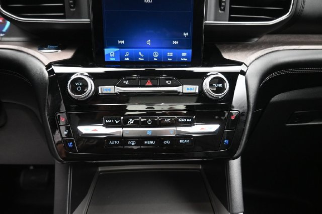 Used 2023 Ford Explorer Platinum w/ Technology Package AWD/4WD image 14