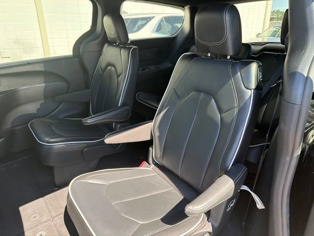 Used 2026 Chrysler Pacifica Limited FWD image 12