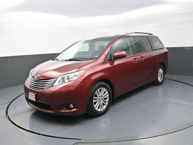 Used 2016 Toyota Sienna XLE image 3