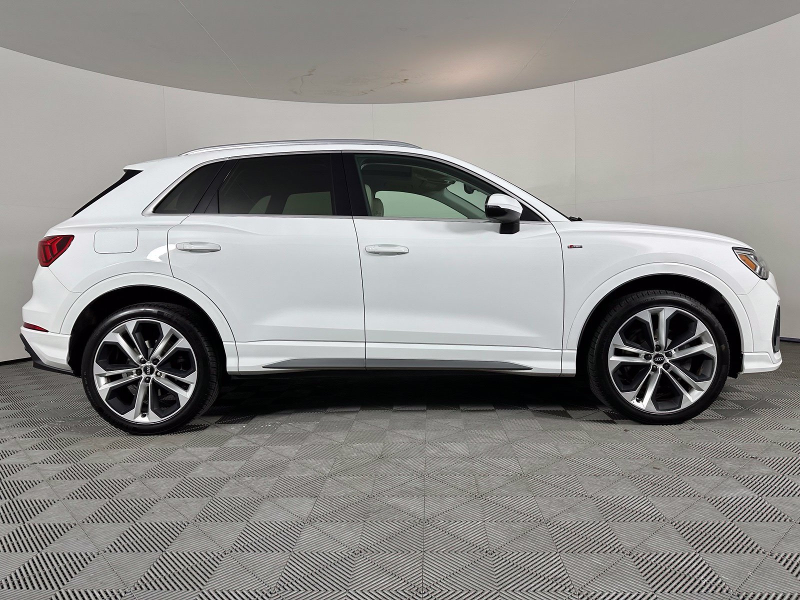 Used 2020 Audi Q3 2.0T Premium Plus w/ Premium Plus Package AWD/4WD image 28