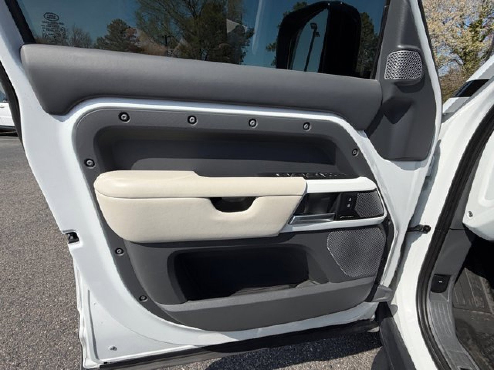 Certified 2023 Land Rover Defender 130 First Edition AWD/4WD image 20