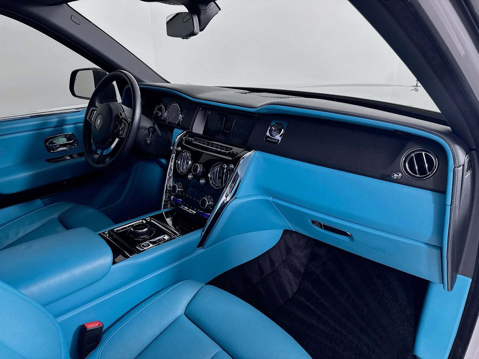 Certified 2022 Rolls-Royce Cullinan w/ Dark Exterior Package AWD/4WD image 28