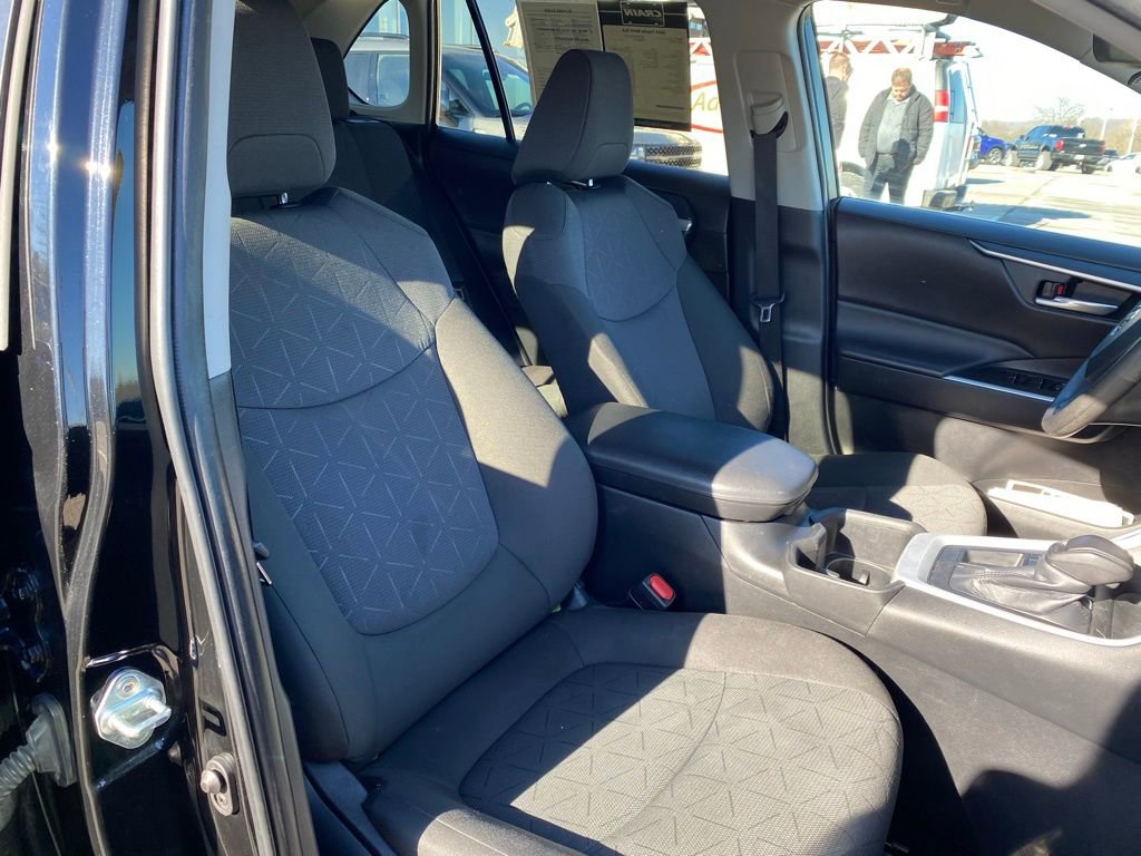 Used 2024 Toyota RAV4 XLE FWD image 29