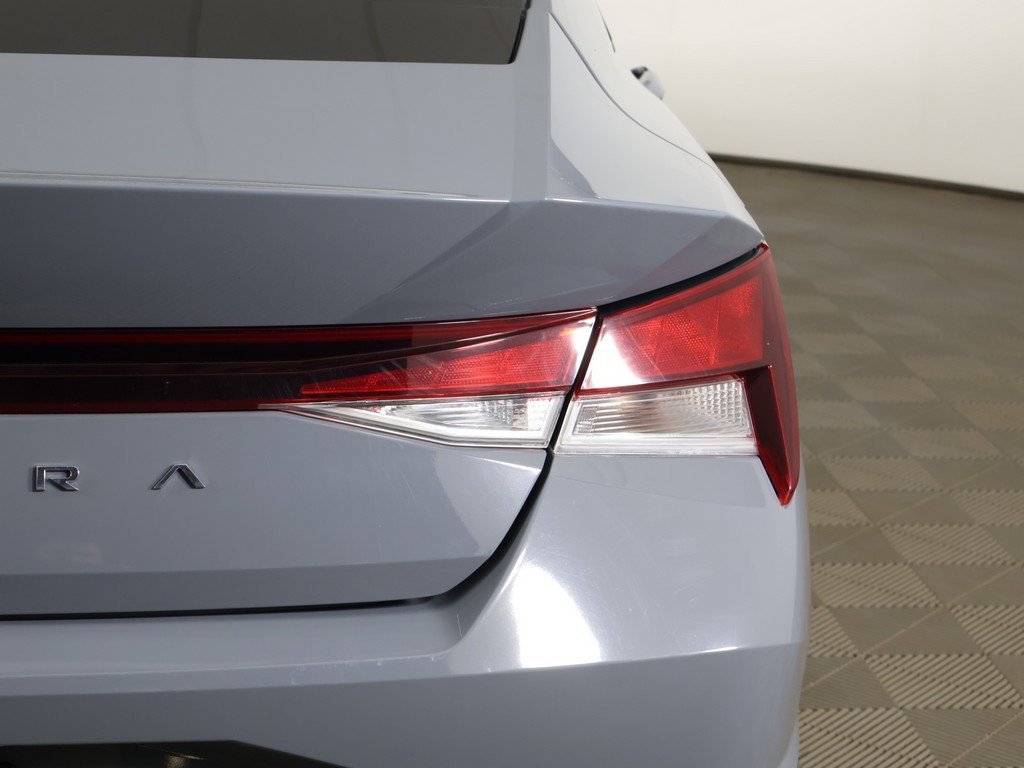 Used 2021 Hyundai Elantra SE image 15