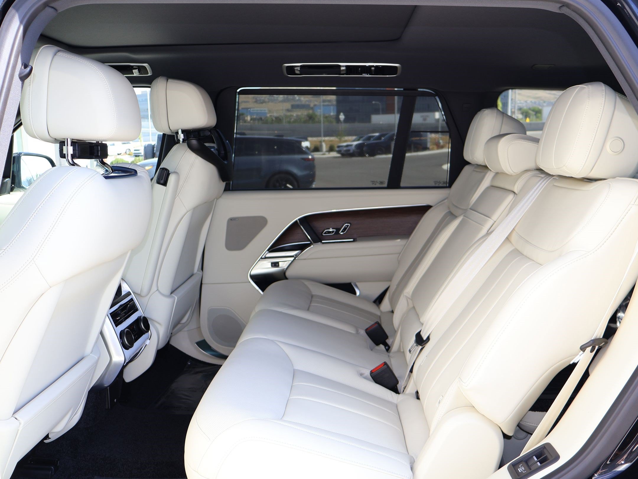 New 2026 Land Rover Range Rover Long Wheelbase SE AWD/4WD image 18