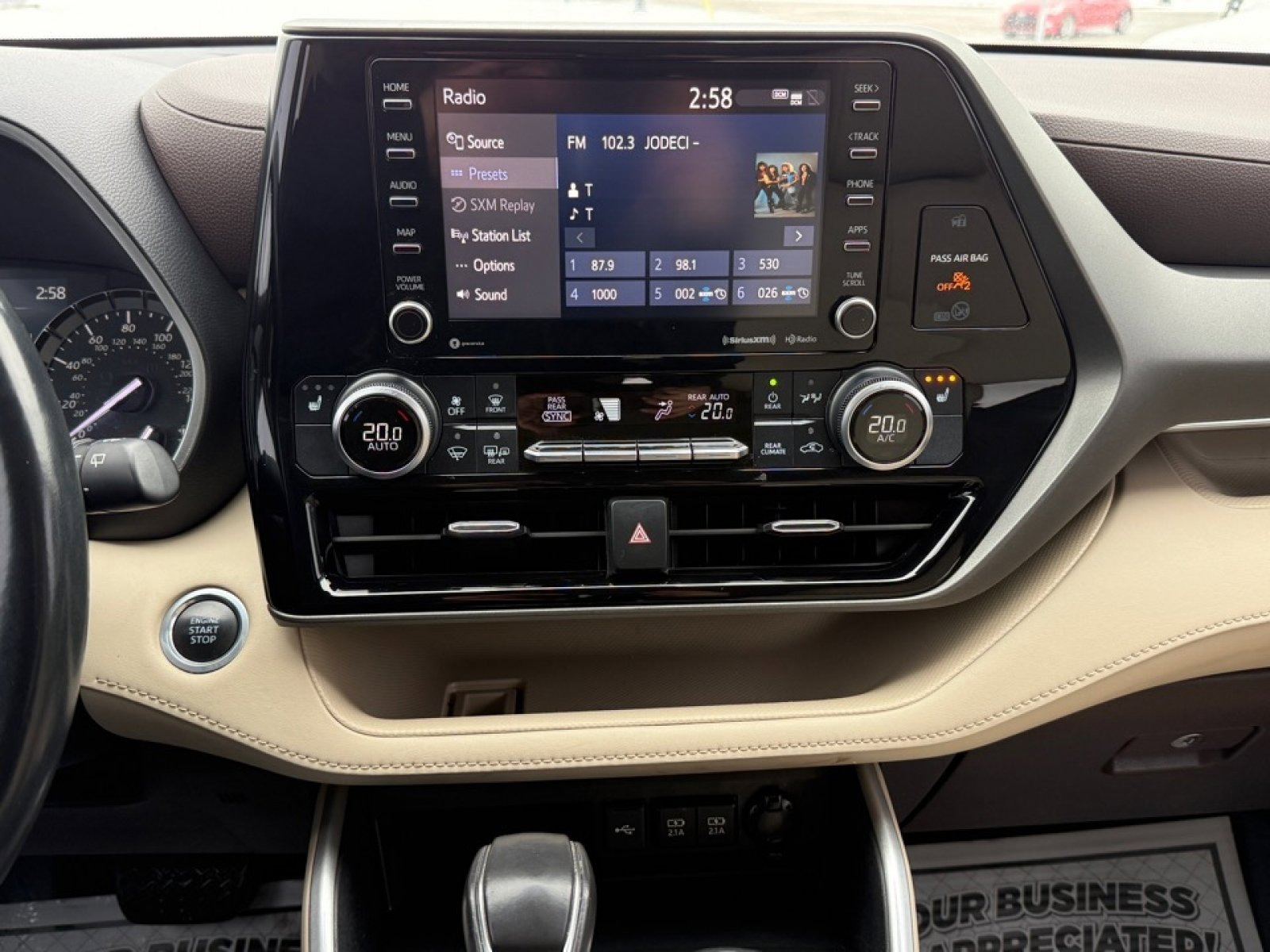 Used 2020 Toyota Highlander XLE image 24