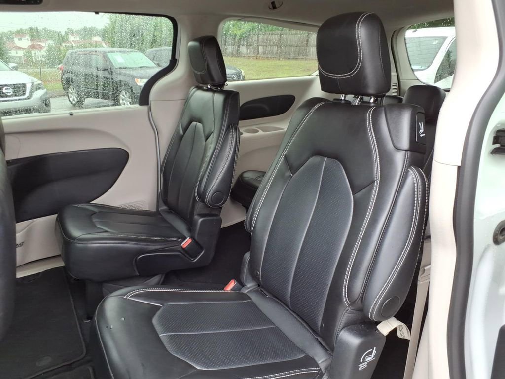 Used 2024 Chrysler Pacifica Touring-L FWD image 6
