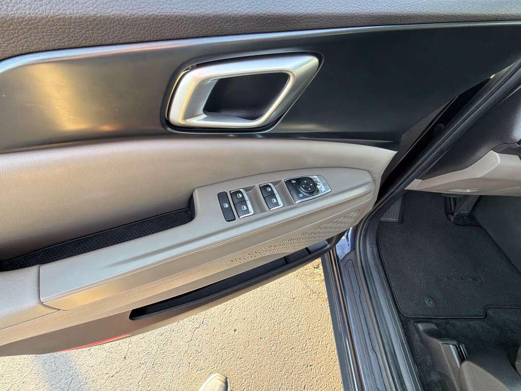 Used 2025 Kia Carnival FWD image 21