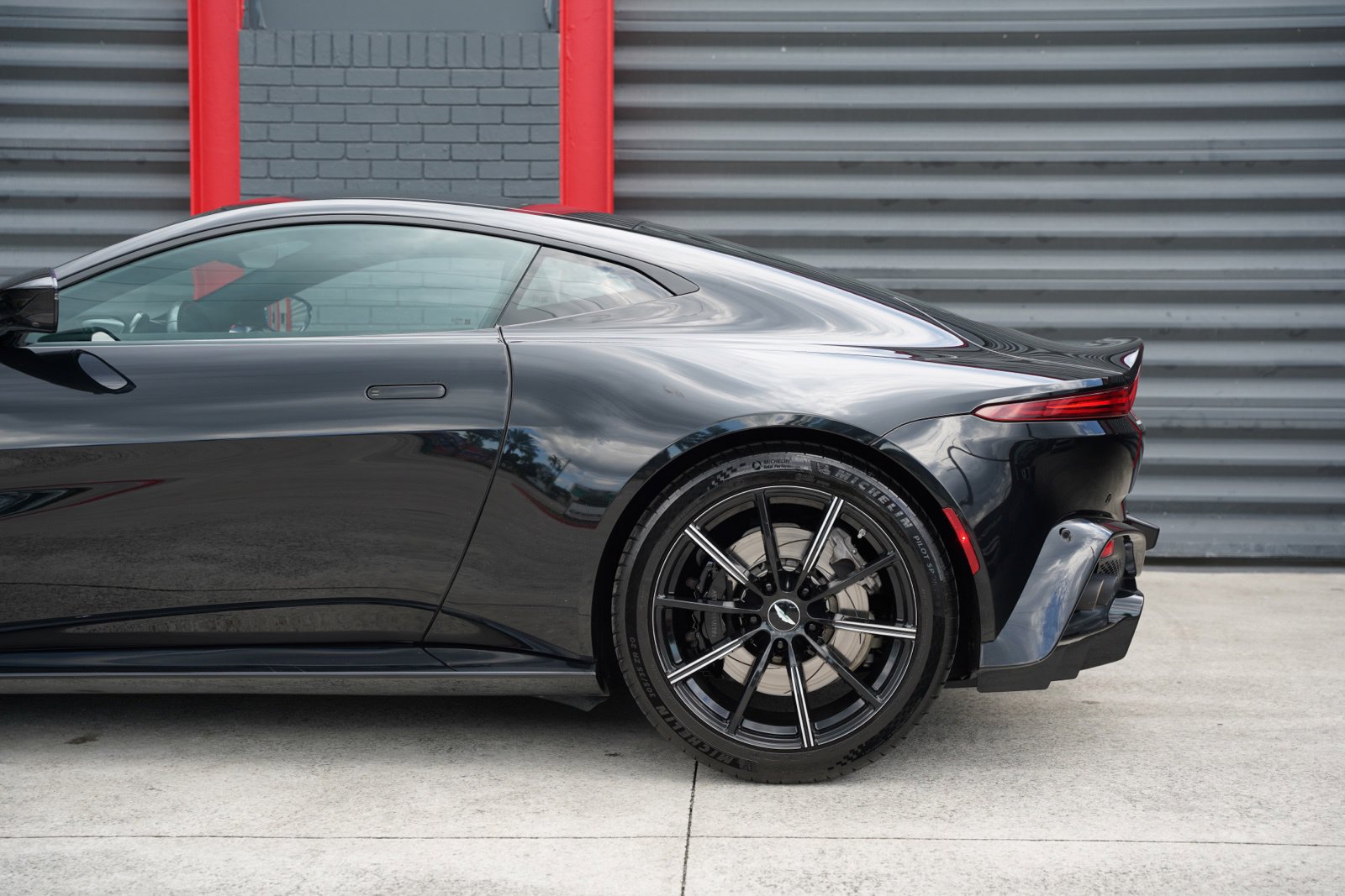Used 2019 Aston Martin V8 Vantage Coupe RWD image 6
