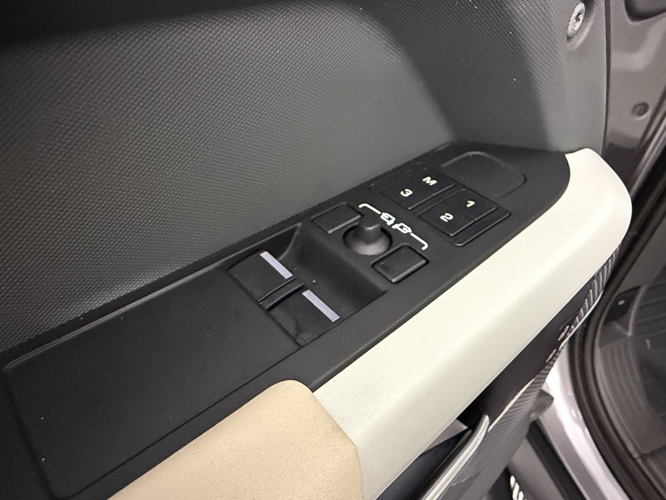 Used 2023 Land Rover Defender 90 SE AWD/4WD image 25