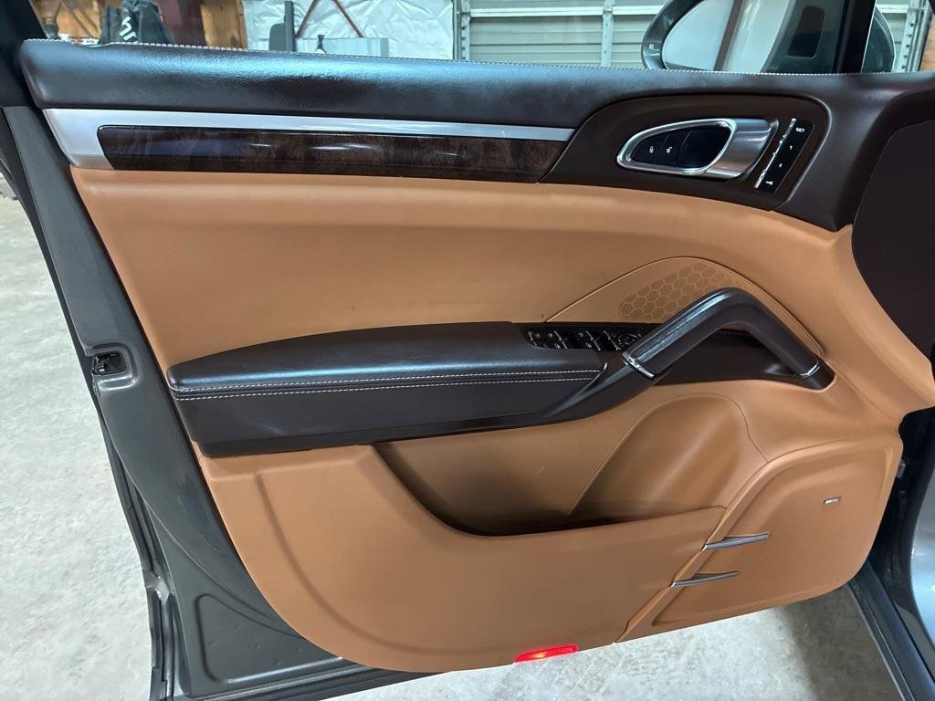 Used 2016 Porsche Cayenne Turbo image 16