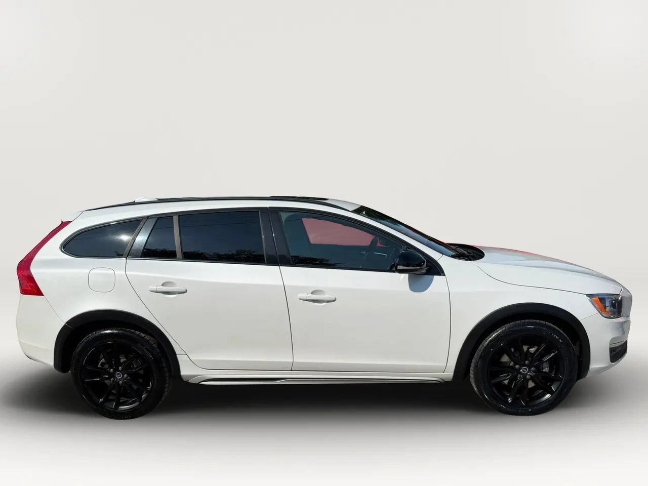 Used 2018 Volvo V60 T5 Cross Country w/ Convenience Package AWD/4WD image 2