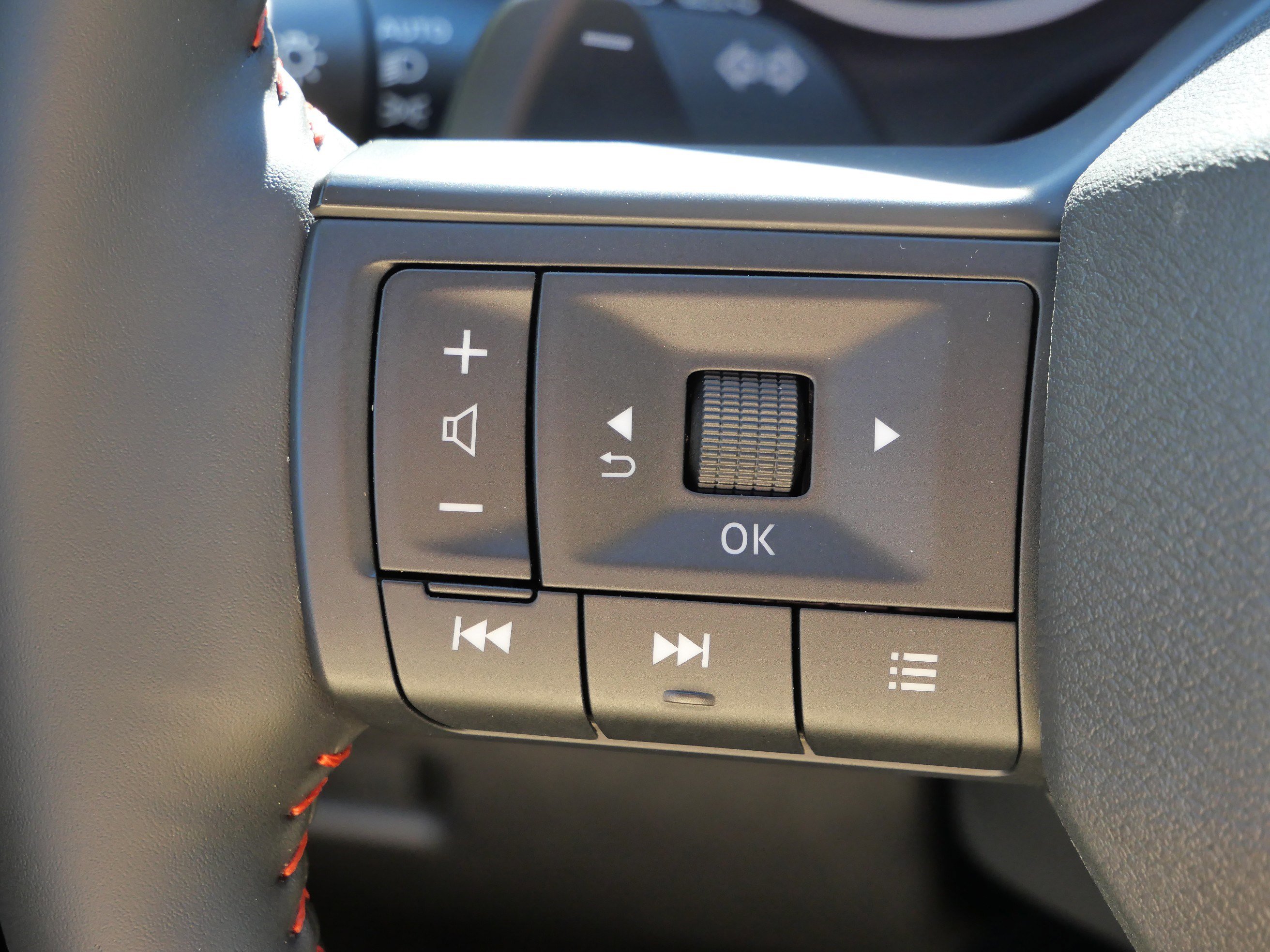 Used 2025 Nissan Rogue SV image 31