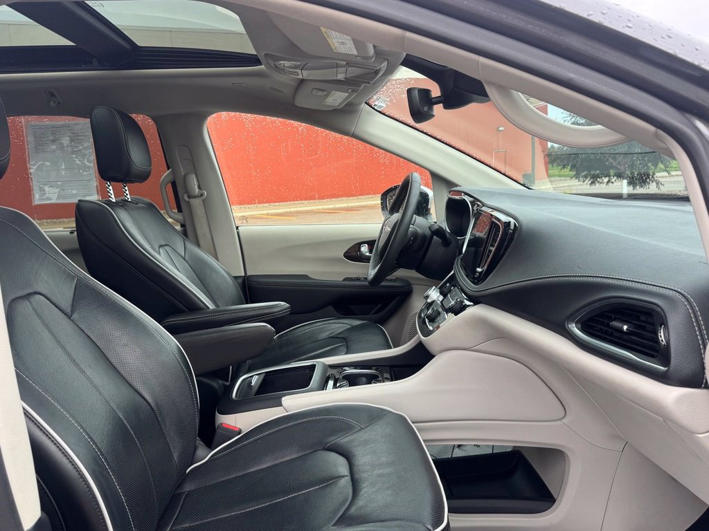 Used 2023 Chrysler Pacifica Limited FWD image 25