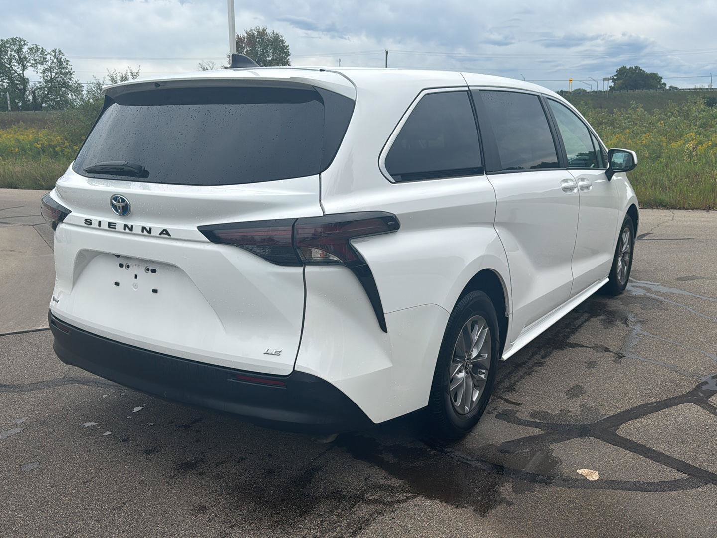 Used 2025 Toyota Sienna LE FWD image 5
