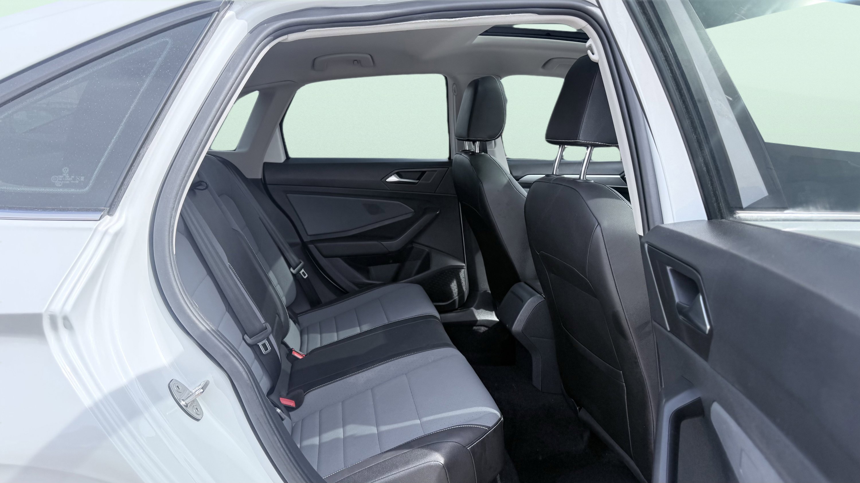 Used 2025 Volkswagen Jetta SE FWD image 35
