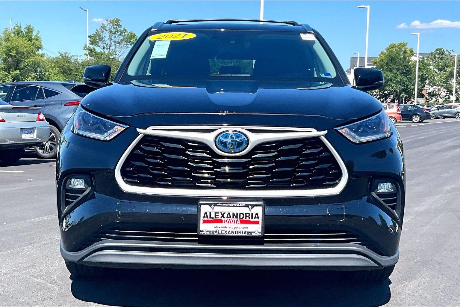 Used 2021 Toyota Highlander XLE AWD/4WD image 3