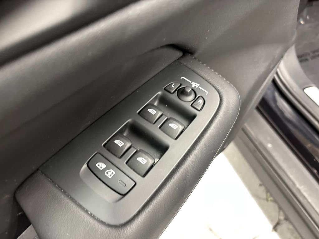 Used 2025 Volvo V60 B5 Cross Country Plus image 11