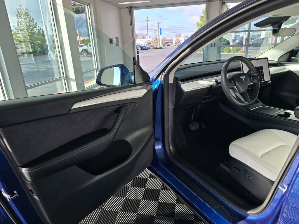 Used 2025 Tesla Model Y Long Range image 19
