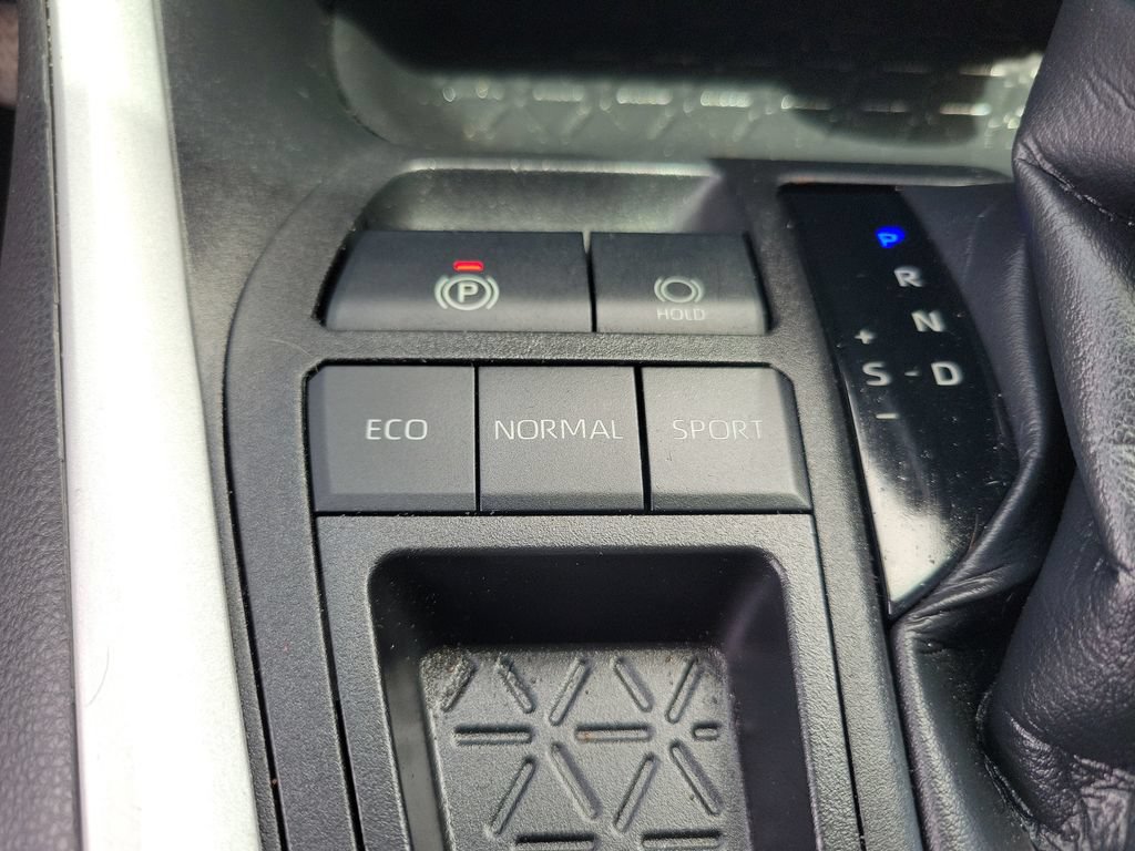 Used 2021 Toyota RAV4 XLE w/ Convenience Package FWD image 36