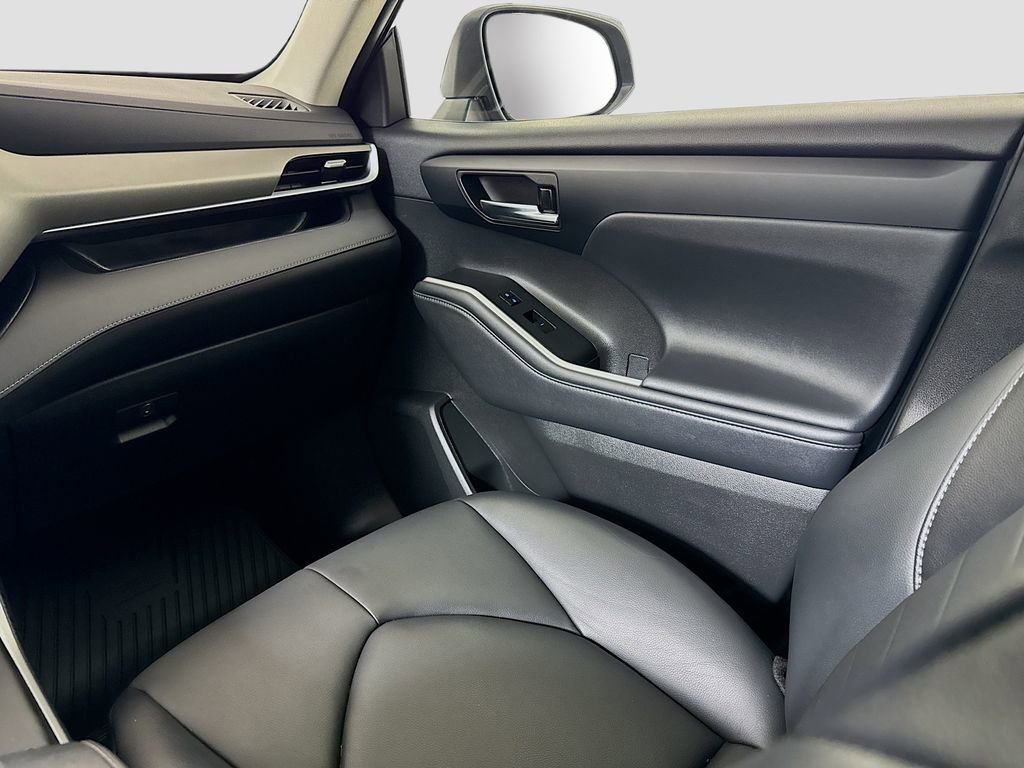 Used 2021 Toyota Highlander XLE image 22