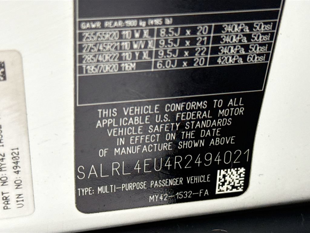 Used 2024 Land Rover Discovery Dynamic SE AWD/4WD image 35