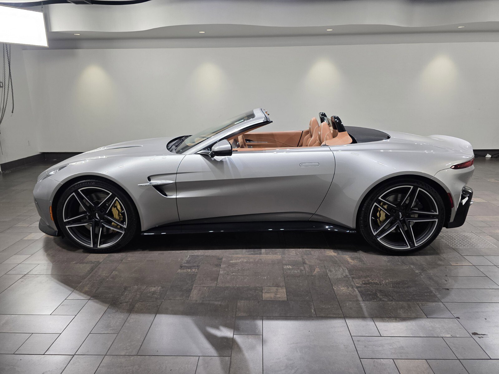 New 2026 Aston Martin V8 Vantage Roadster RWD image 25