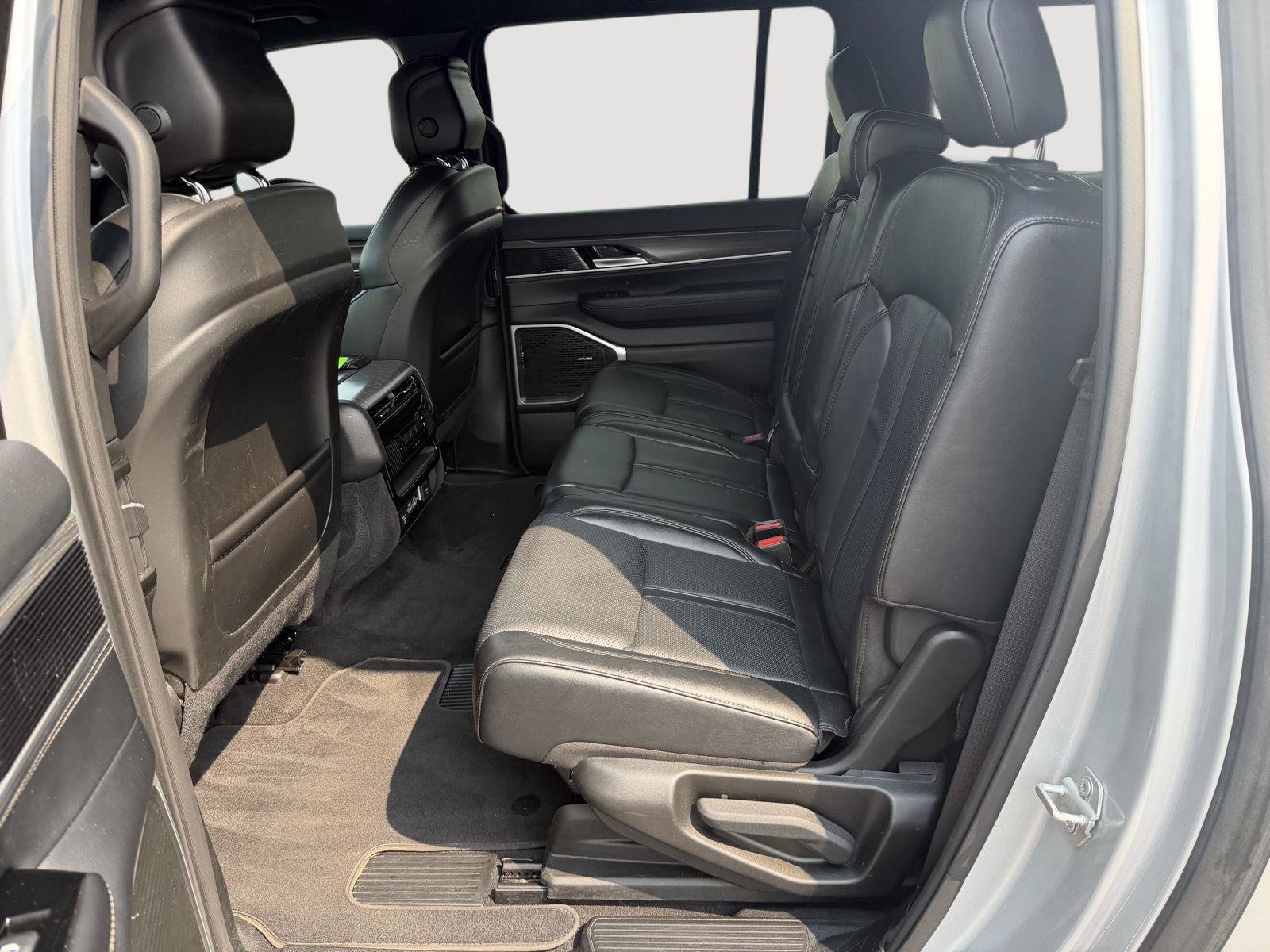 Used 2024 Jeep Wagoneer L Series II w/ Flexible Seating Group AWD/4WD image 12