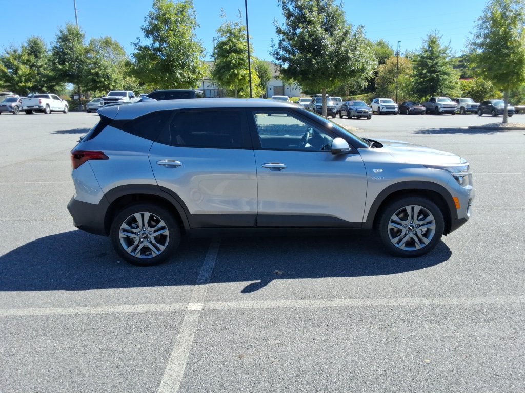 Used 2022 Kia Seltos LX AWD/4WD image 4