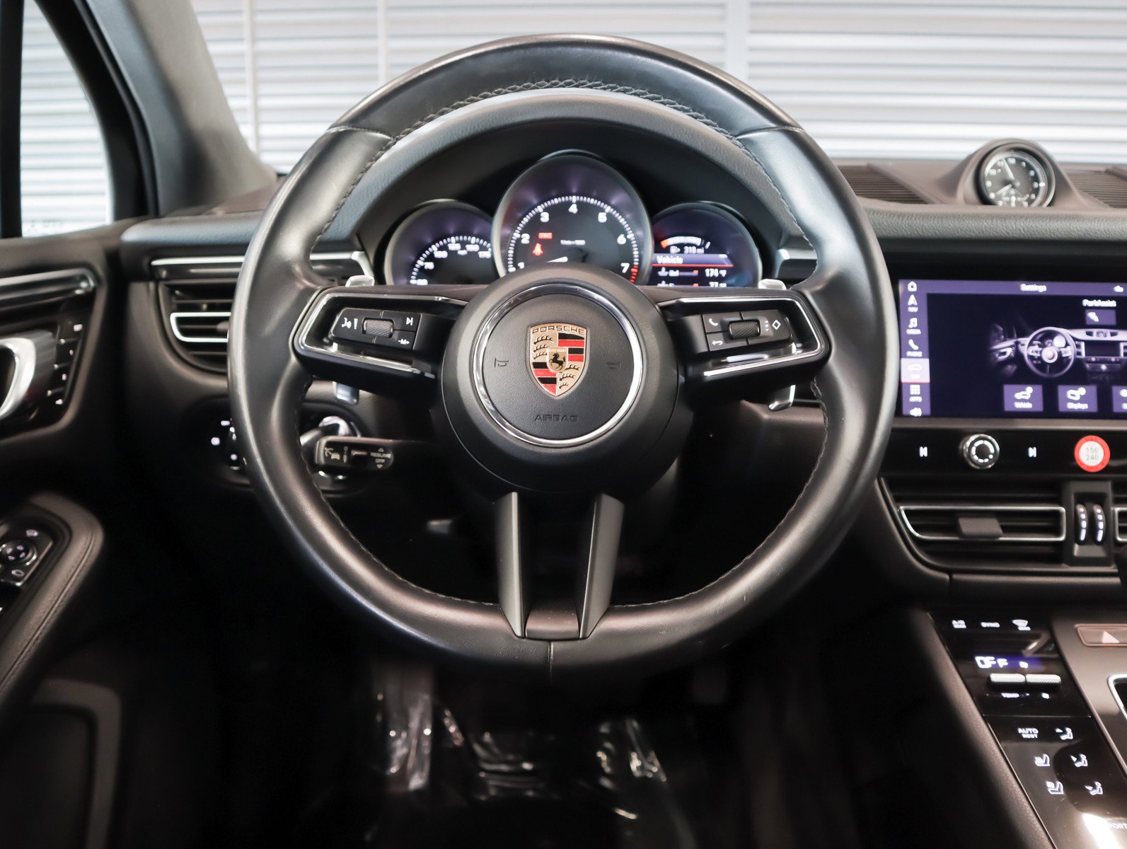 Certified 2023 Porsche Macan image 13