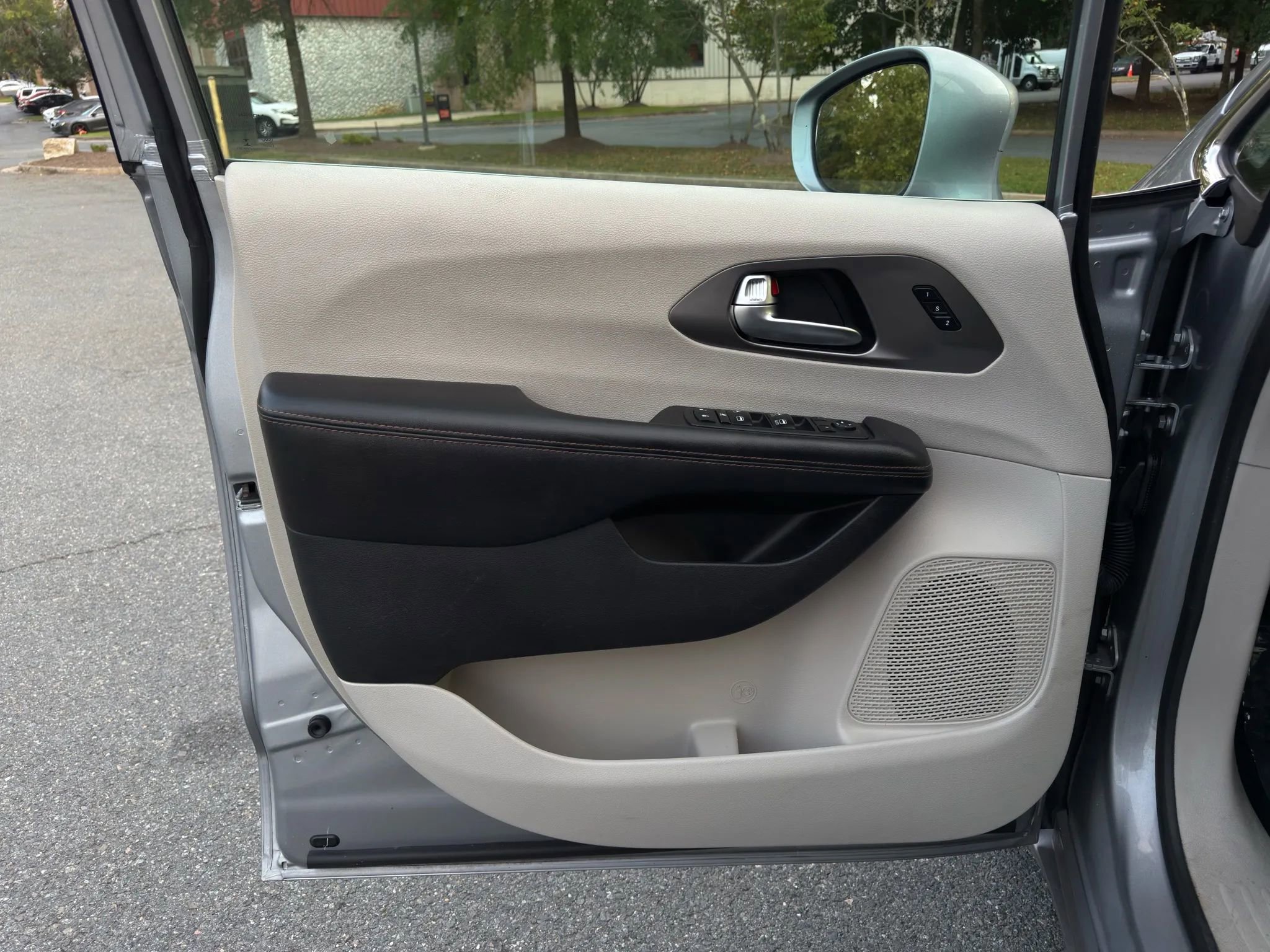 Used 2020 Chrysler Pacifica Touring-L image 16