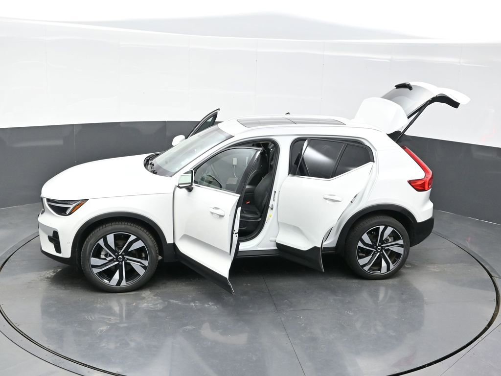 Used 2025 Volvo XC40 B5 Plus image 37