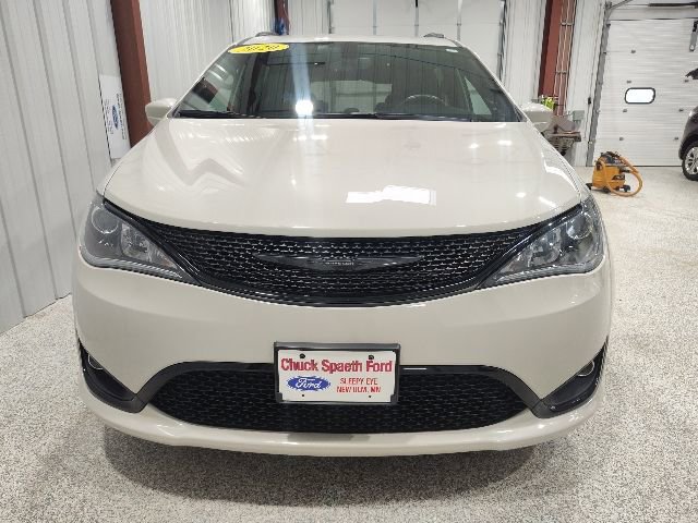 Used 2020 Chrysler Pacifica Touring-L Plus FWD image 2