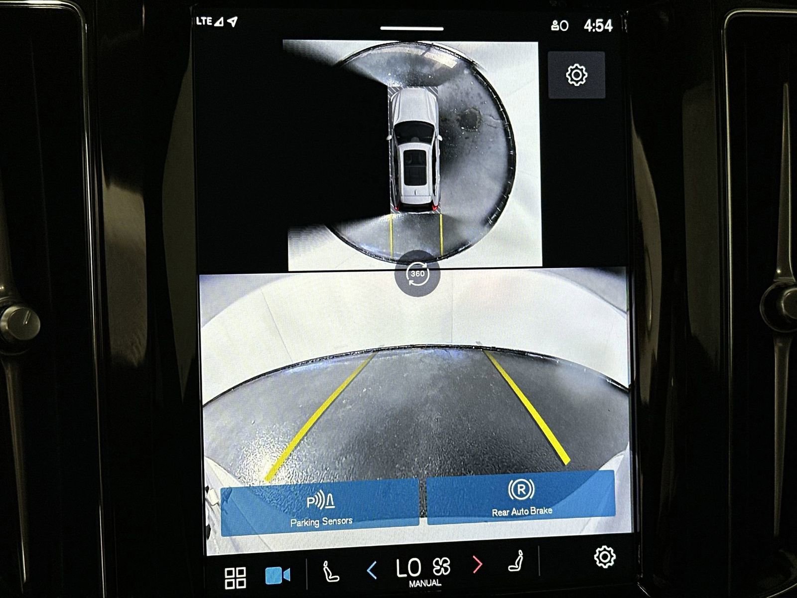 Used 2025 Volvo XC60 B5 Plus image 17