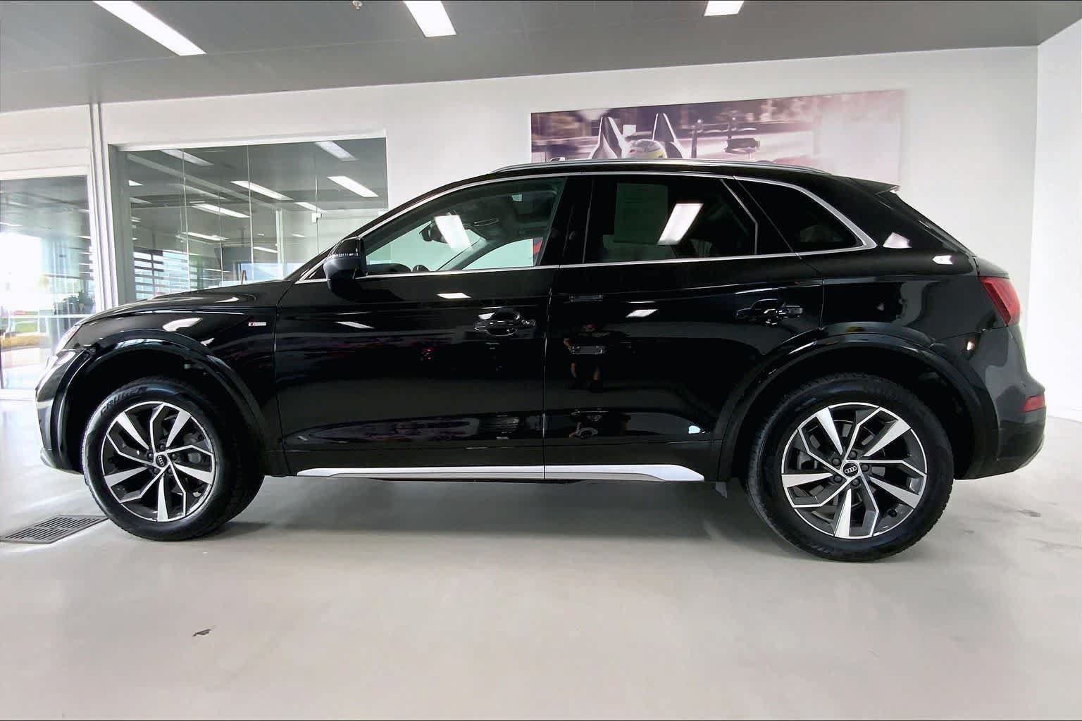 Used 2023 Audi Q5 2.0T Premium w/ Convenience Package AWD/4WD image 3