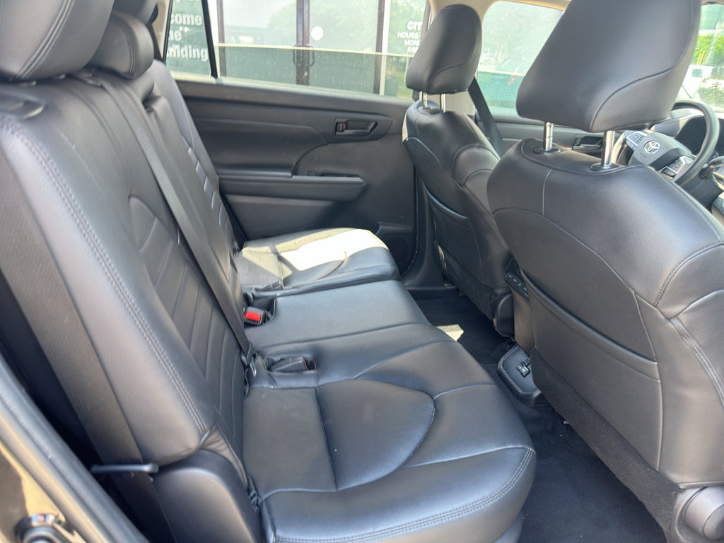 Used 2022 Toyota Highlander L FWD image 13