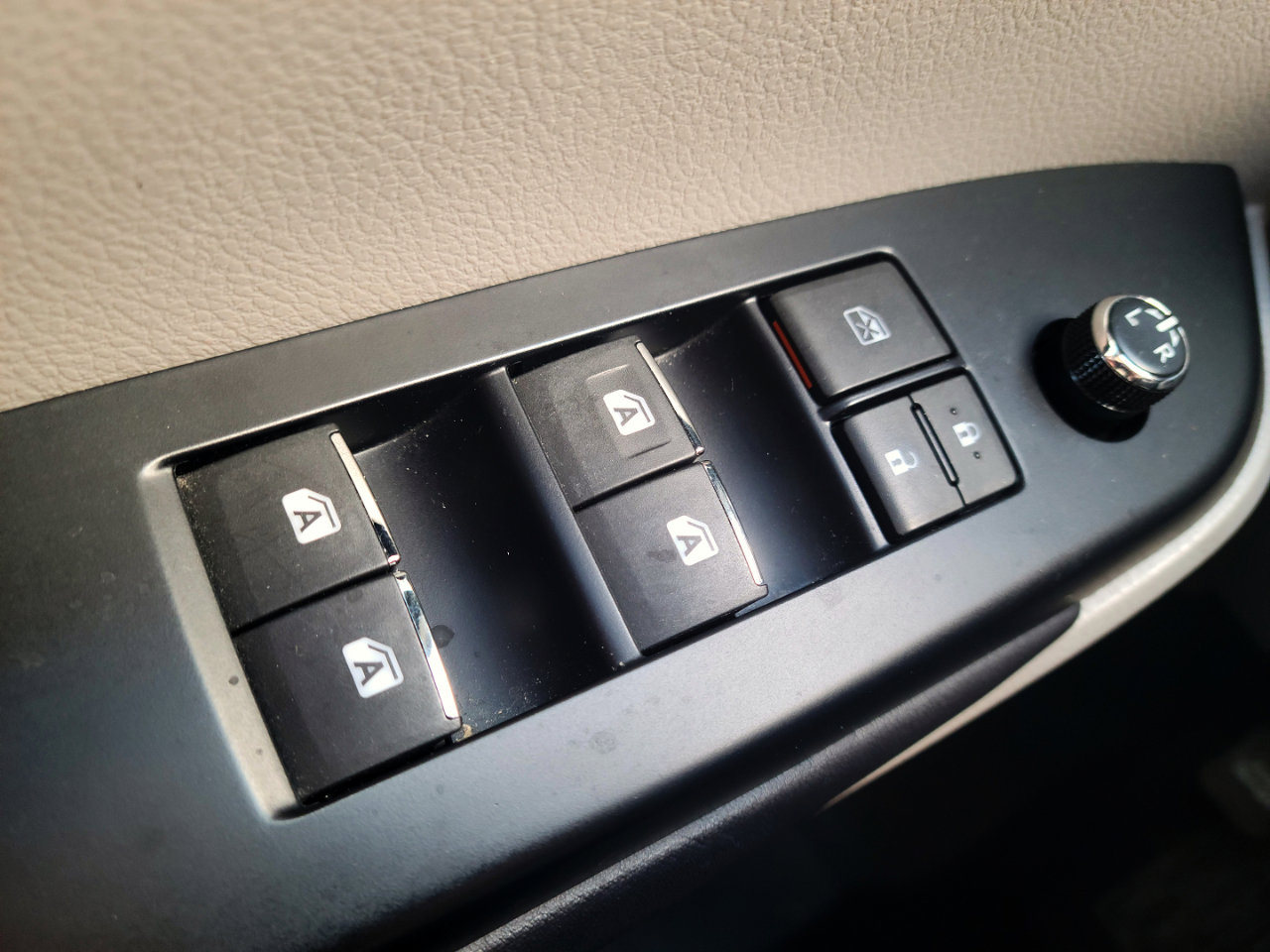 Used 2016 Toyota Highlander Limited image 19