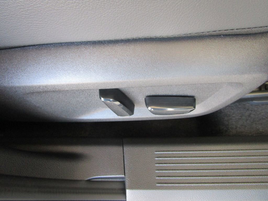 Used 2025 Nissan Rogue SL AWD/4WD image 20