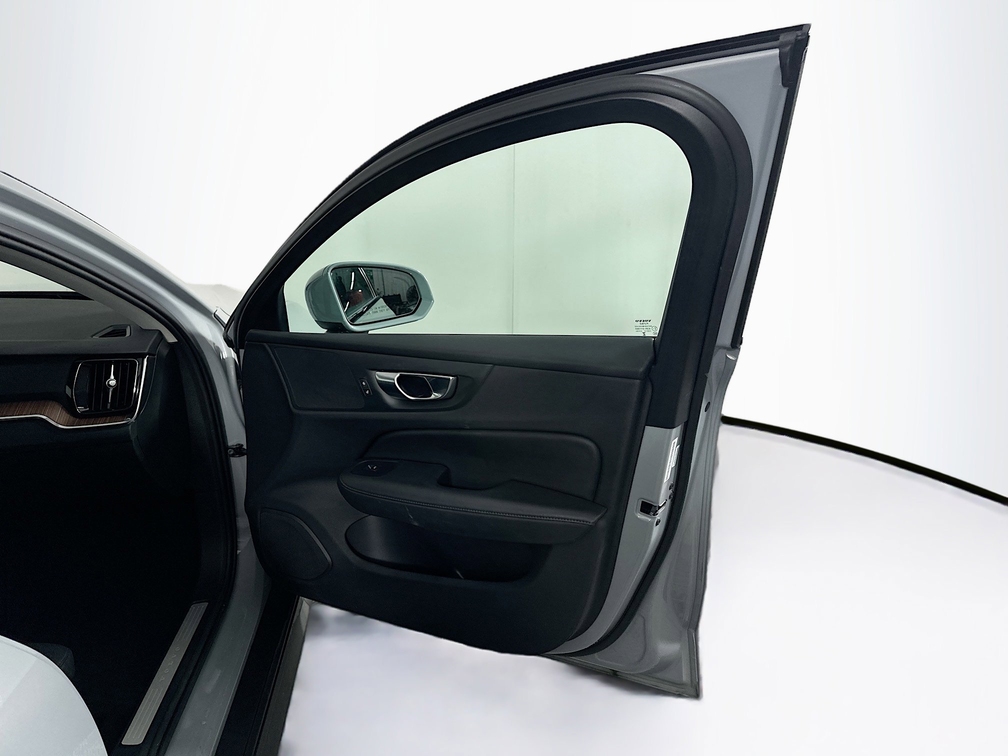 Used 2025 Volvo V60 B5 Cross Country Plus image 33