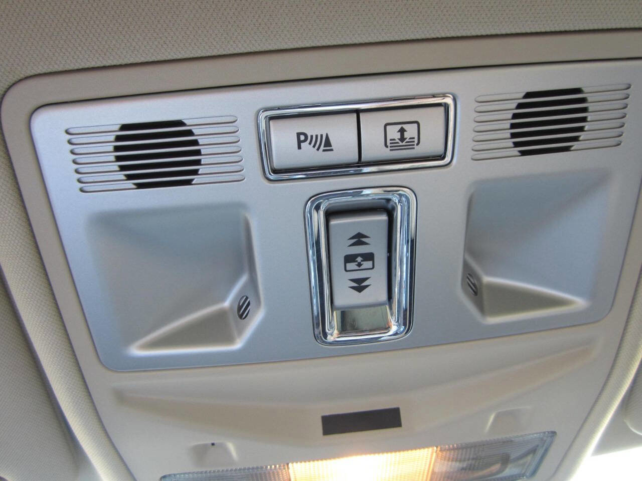 Used 2013 Jaguar XF image 31