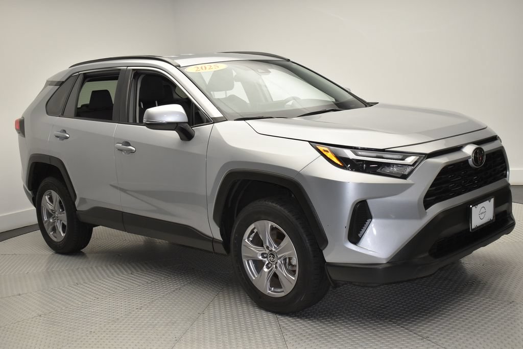 Used 2025 Toyota RAV4 XLE AWD/4WD image 3