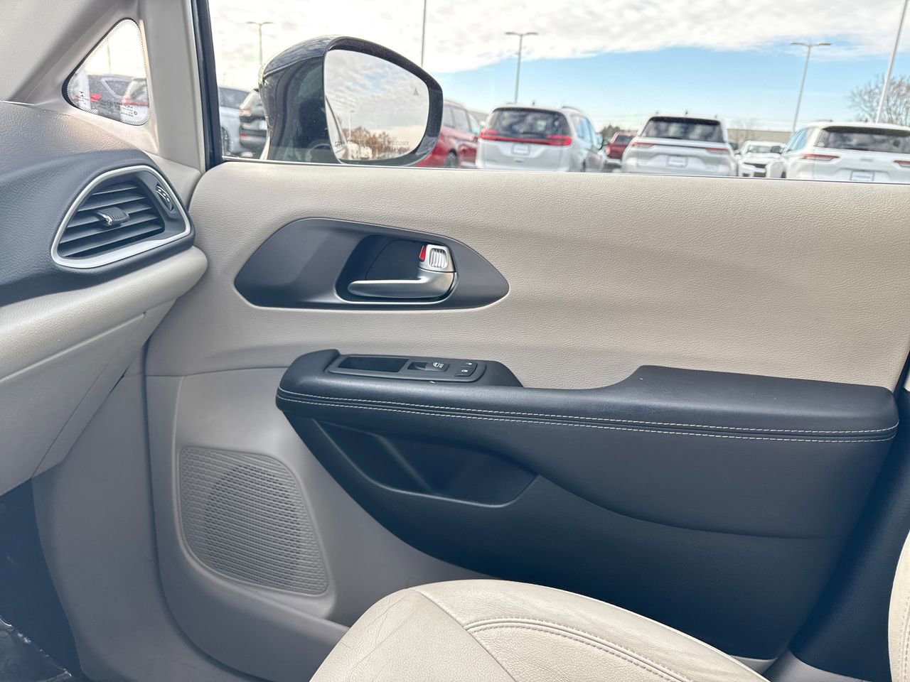 Used 2021 Chrysler Pacifica Touring-L image 26