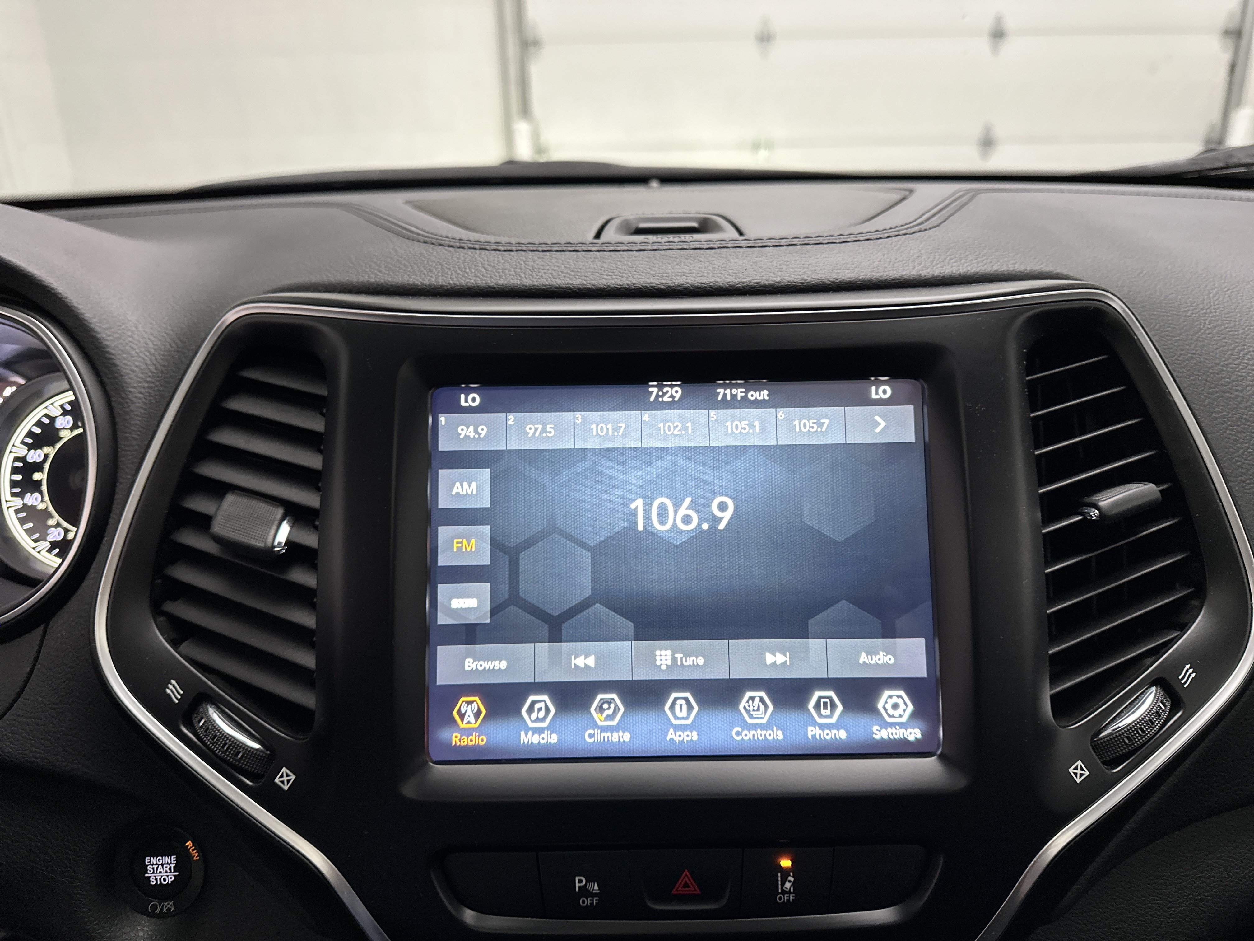 Used 2021 Jeep Cherokee Latitude Lux w/ Sun & Sound Group AWD/4WD image 32